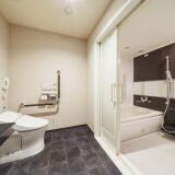 Bathroom (Universal Twin)