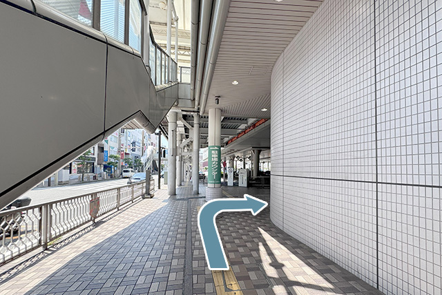 2.バスロータリーに近づいたら、建物に沿って右に曲がります。
