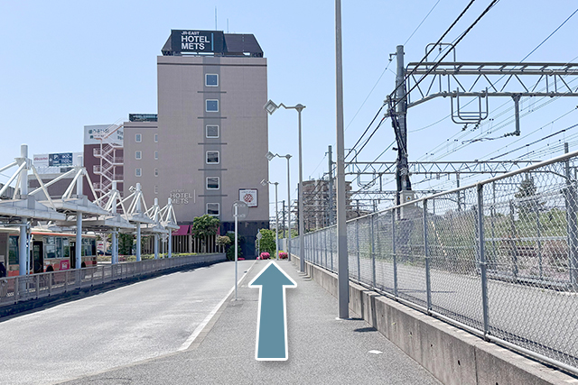 4.正面にホテルが見えてまいります。そのまま直進すると到着です。