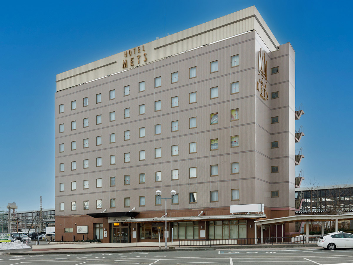 Easy airport access-1 min-walk from the station.