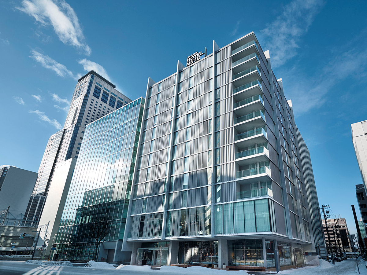 Easy airport access-2 min walk from the station.
