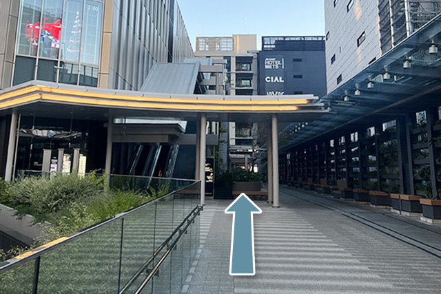 8.Turn left and go straight along Hama Rail Walk.